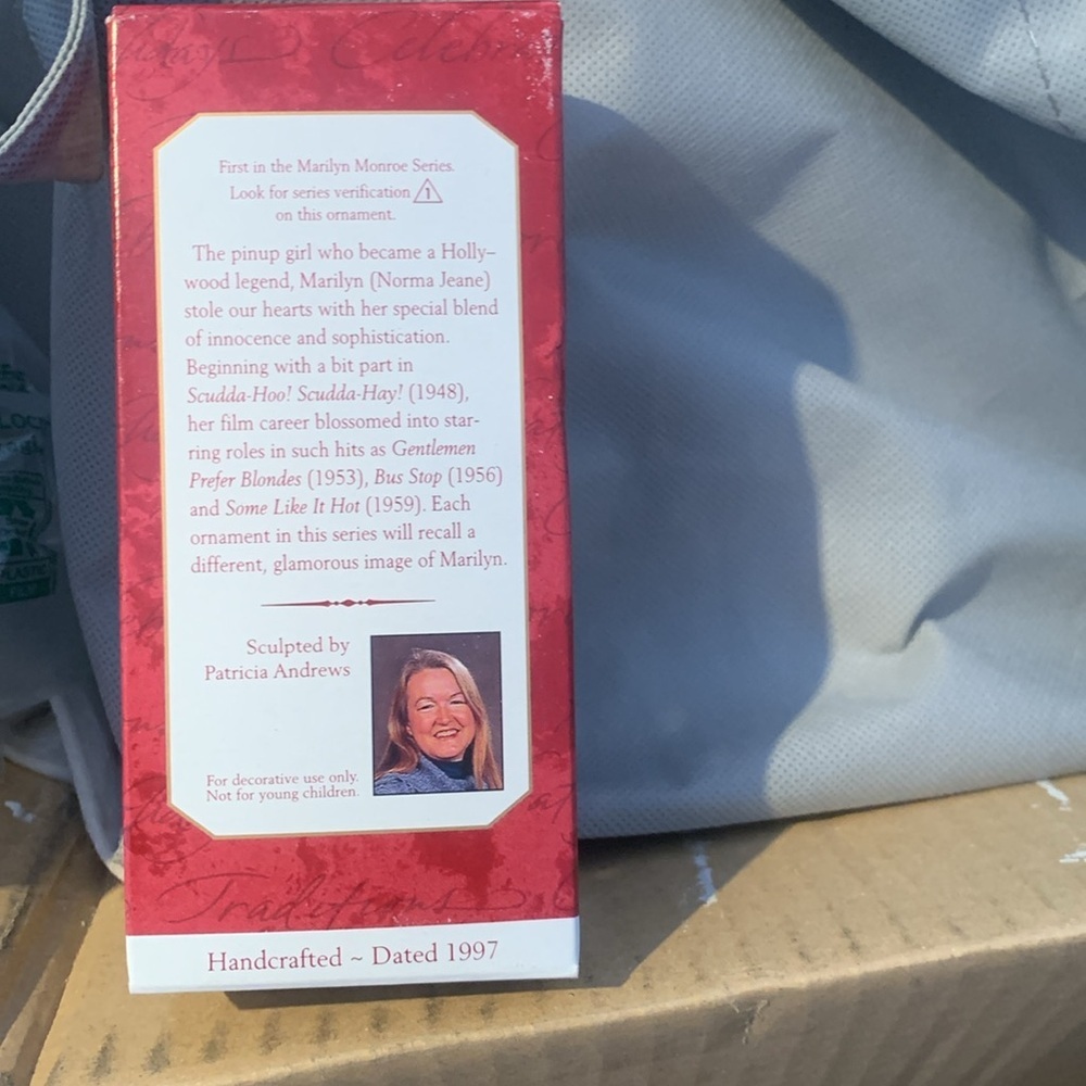 Hallmark Marilyn Monroe Keepsake Ornament - Picture 3 of 3